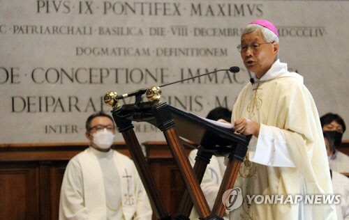 지난 8월 21일(현지시각) 바티칸시국 성베드로 대성전에서 봉헌된 성김대건 안드레아 신부 탄생 200주년 기념 미사에서 유흥식 대주교가 강론하고 있다. <바티칸시국=연합뉴스>